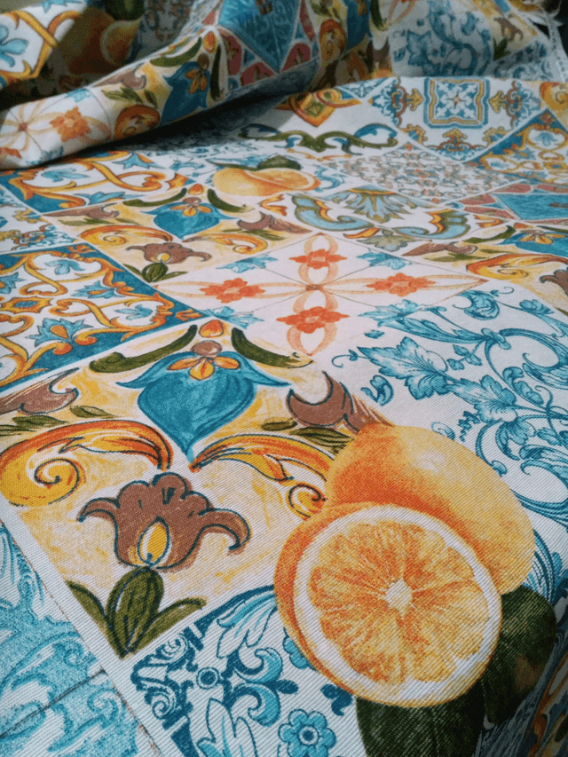 Tessuto siciliano misto cotone, h 280 cm, con maioliche siciliane colorate e limoni
