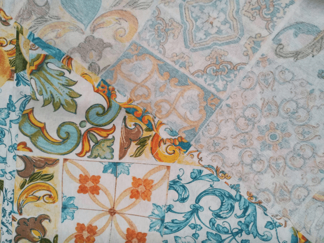 Tessuto siciliano misto cotone, h 280 cm, con maioliche siciliane colorate e limoni