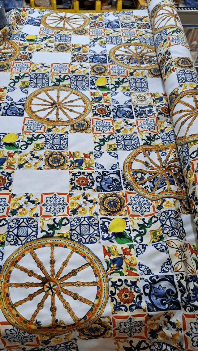 Tessuto siciliano al metro con maioliche e grande ruota di carretto, popeline di cotone esclusiva, altezza 2,80 m
