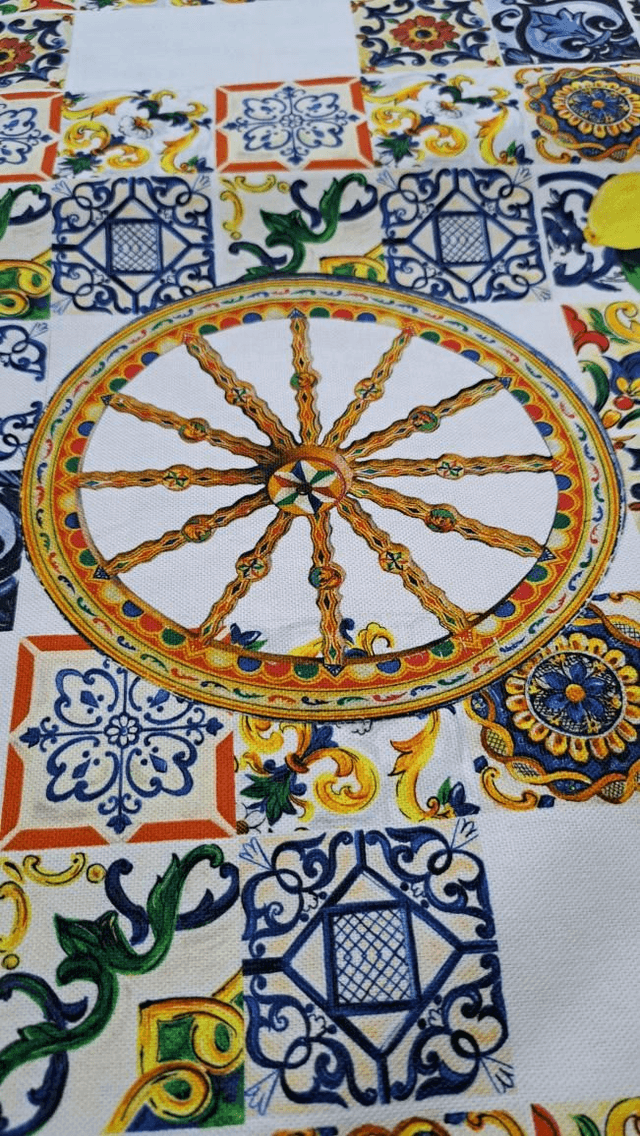 Tessuto siciliano al metro con maioliche e grande ruota di carretto, popeline di cotone esclusiva, altezza 2,80 m